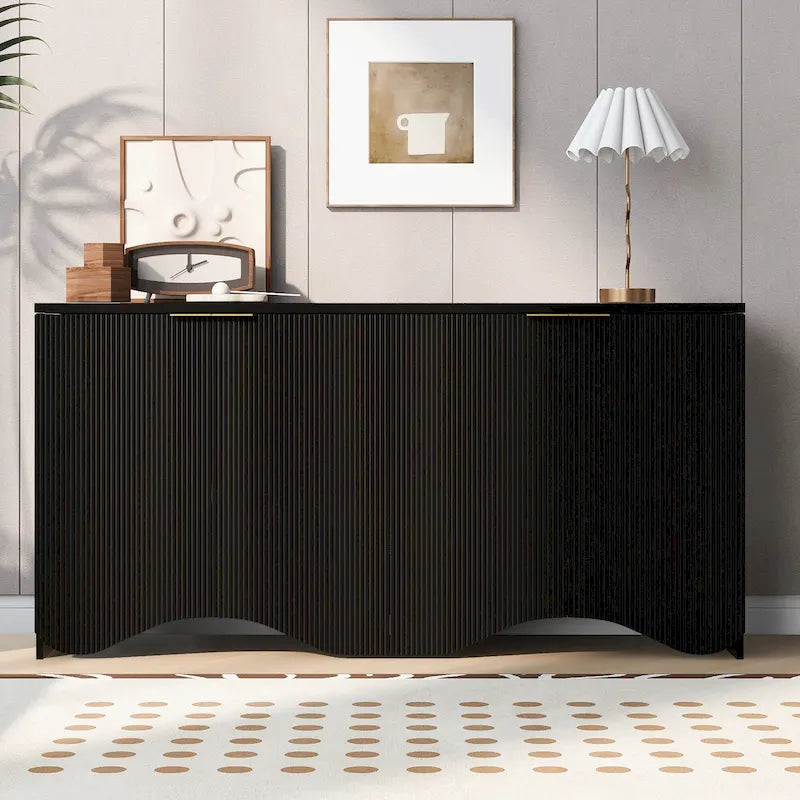 Rayures verticales et design ondulé d’un meuble à quatre portes