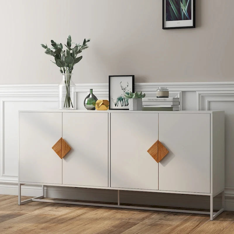 Sideboard aus Massivholz mit quadratischem Griffdesign und Türen