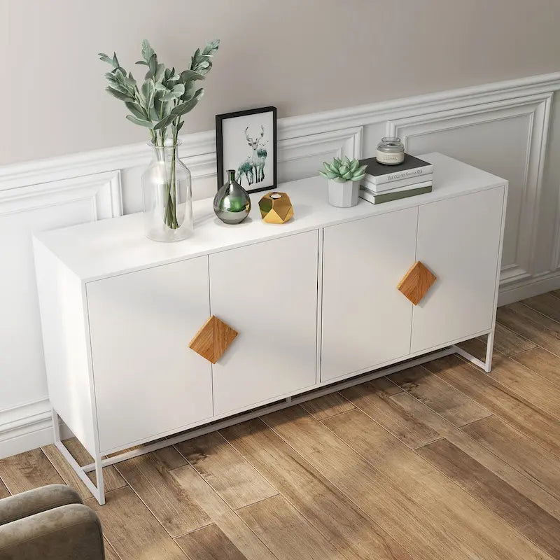 Buffet en bois massif avec portes et poignées carrées design