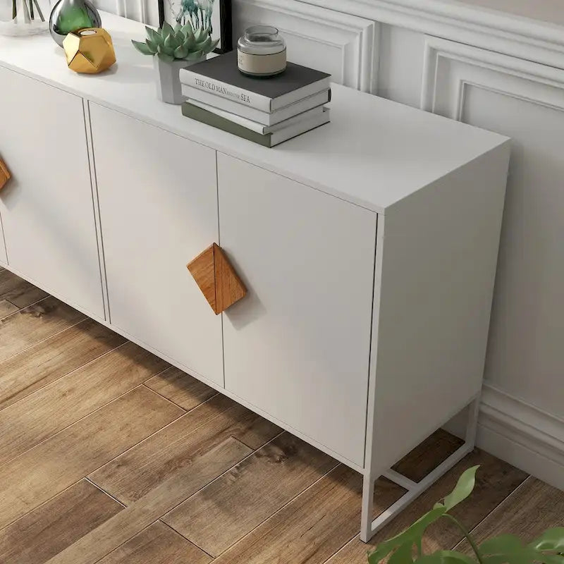 Buffet en bois massif avec portes et poignées carrées design