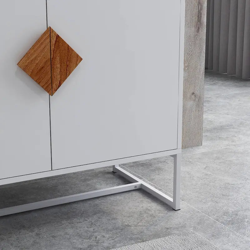 Buffet en bois massif avec portes et poignées carrées design