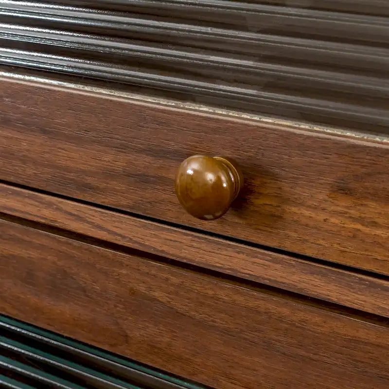 Moderner Büroschrank mit Glastüren
