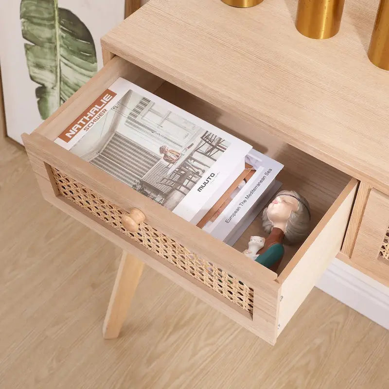Tavolino laterale con due cassetti in vero rattan e gambe in legno massello, utilizzabile in sala da pranzo, soggiorno e camera da letto